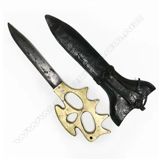 Death’s head knuckle knife with leather scabbard bowie blade. L.308mm