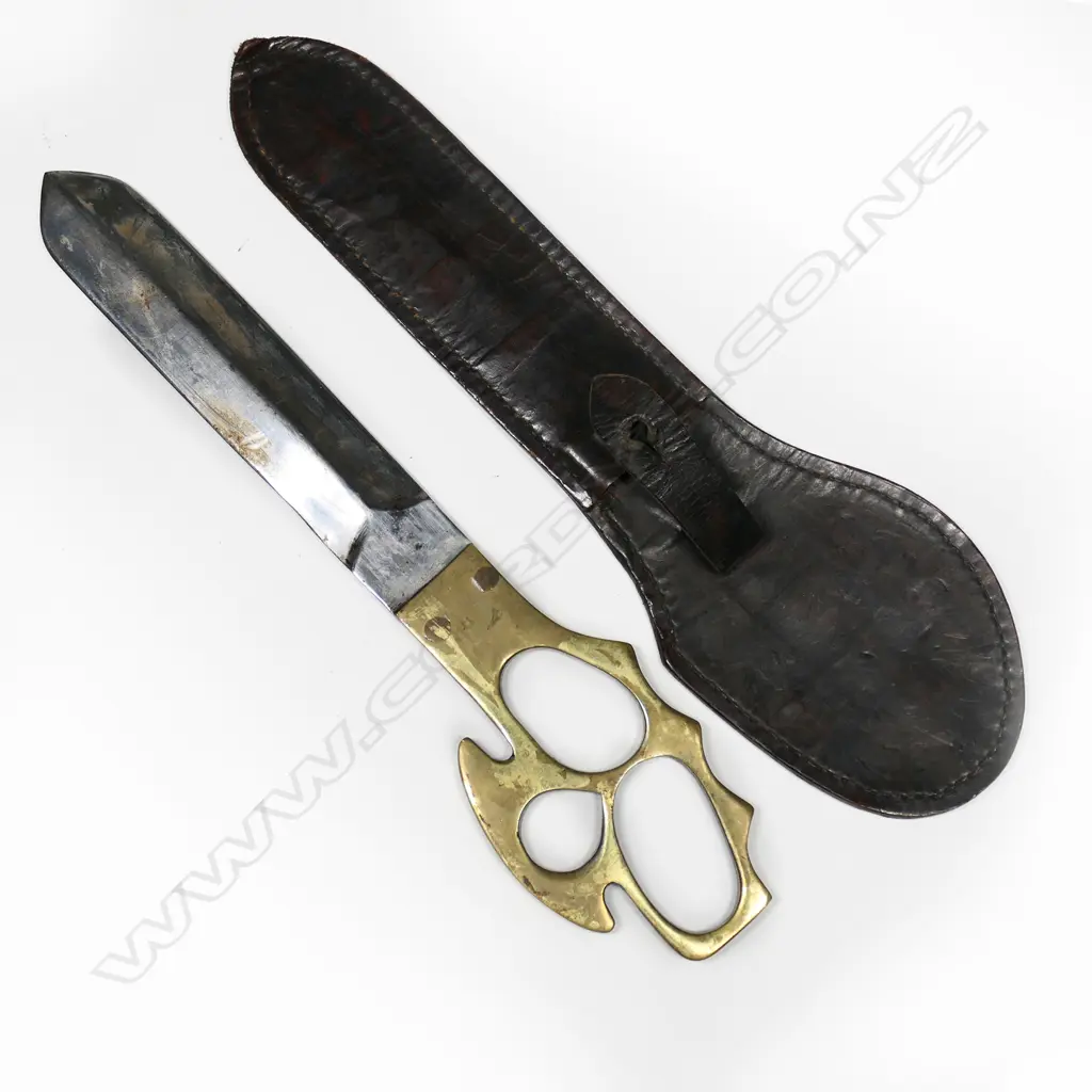 Death’s head knuckle knife with leather scabbard bowie blade. L.287mm Image 1++