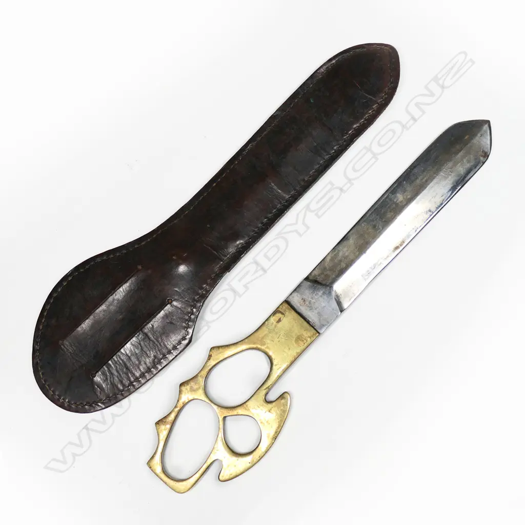 Death’s head knuckle knife with leather scabbard bowie blade. L.287mm Image 1++