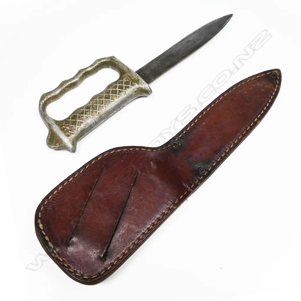 NZ made WWII knuckle knife. Numbered and with leather scabbard. L.269mm Image 1++