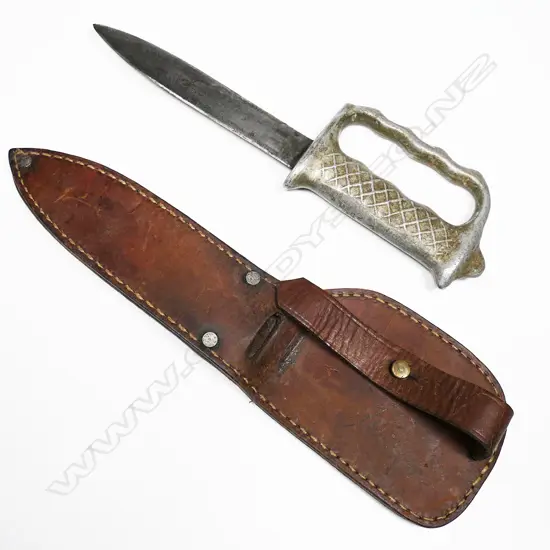 NZ made WWII knuckle knife. Numbered and with leather scabbard. L.269mm