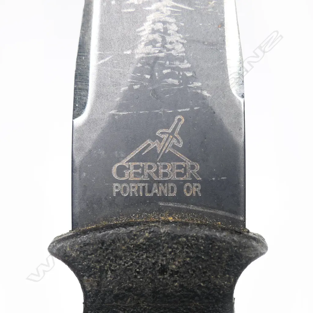 Small Gerber fighting knife with quick release plastic scabbard Image 1++
