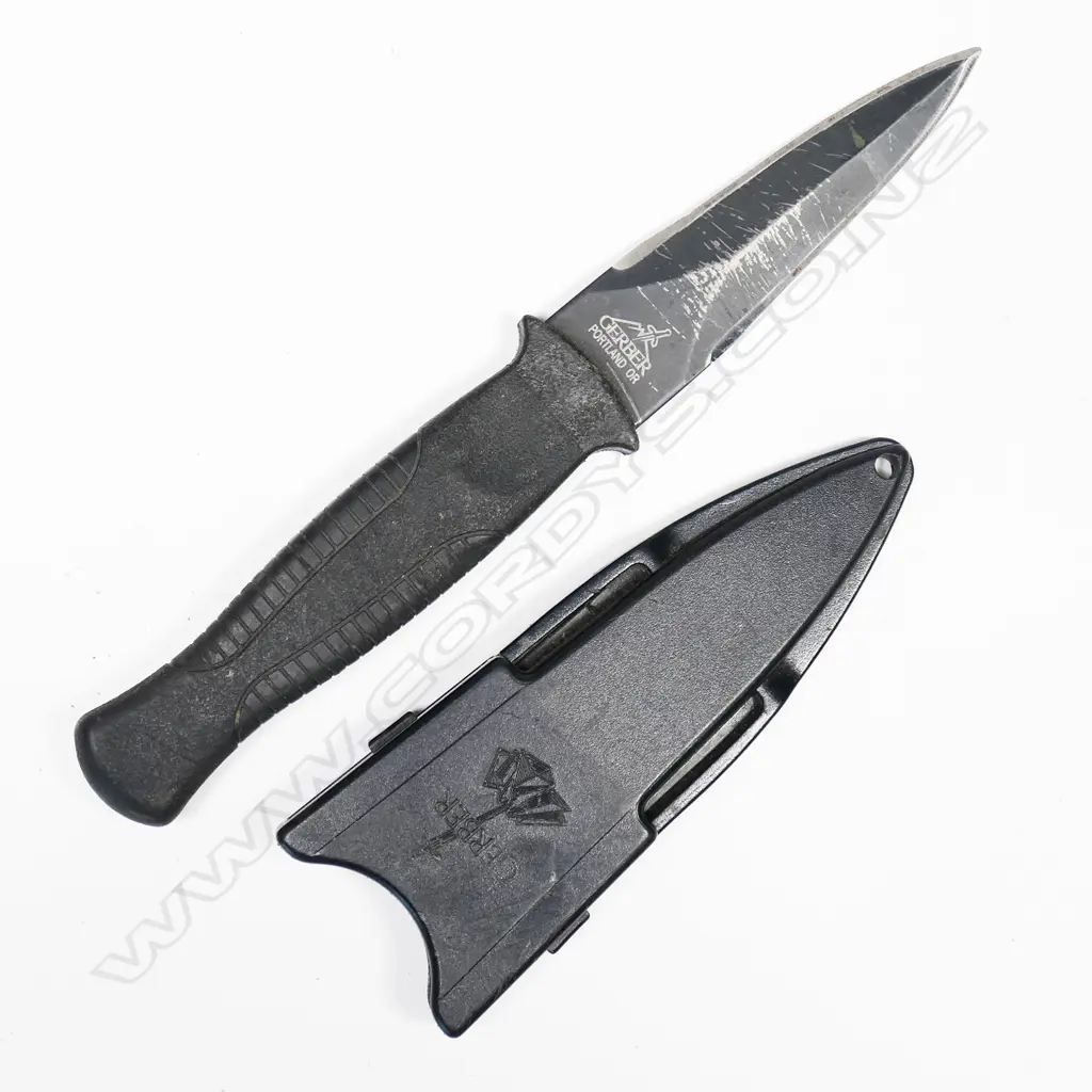Small Gerber fighting knife with quick release plastic scabbard Image 1++