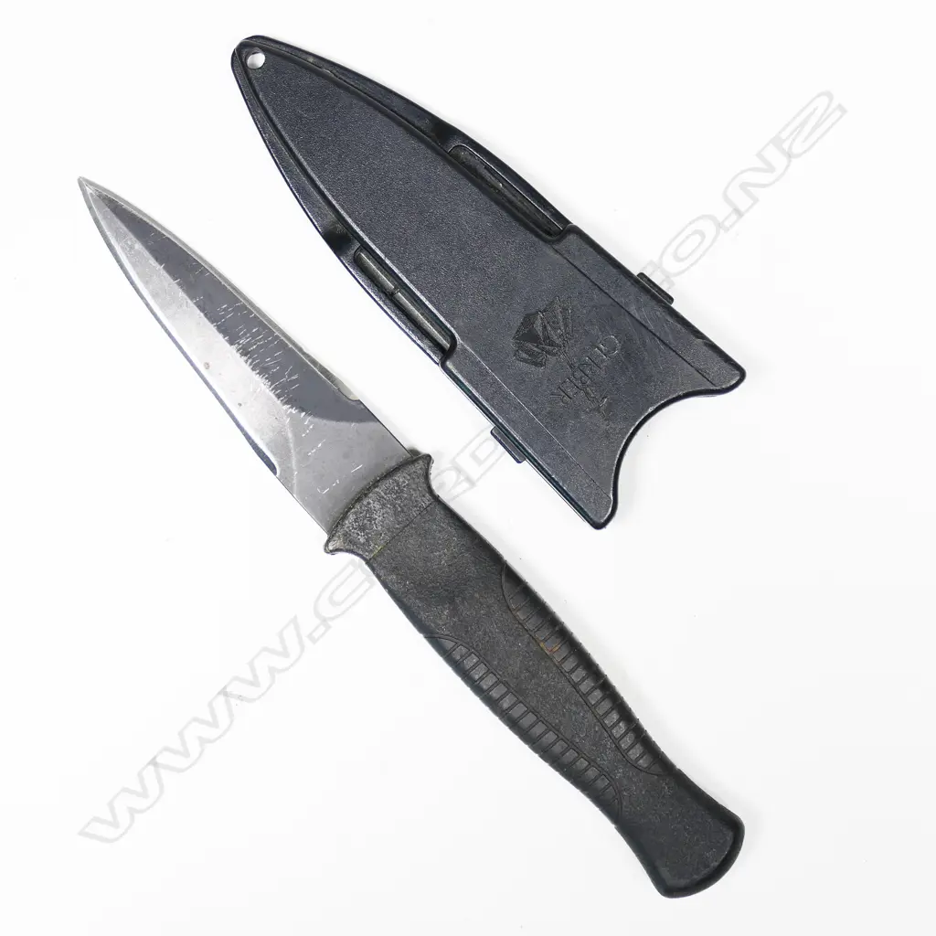 Small Gerber fighting knife with quick release plastic scabbard Image 1++