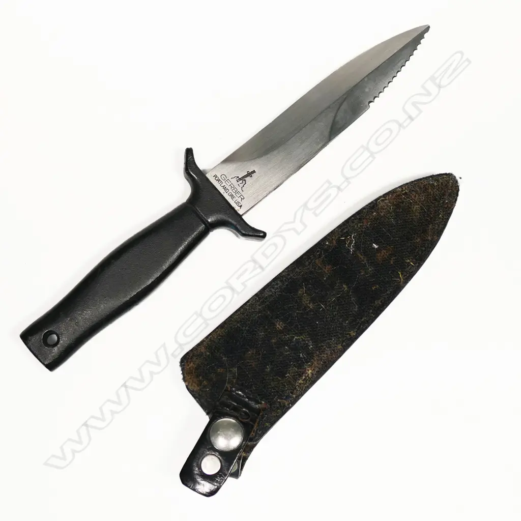 Small Gerber fighting knife with leather scabbard this Velcro backed and as used by Special Forces. L.225mm Image 1++