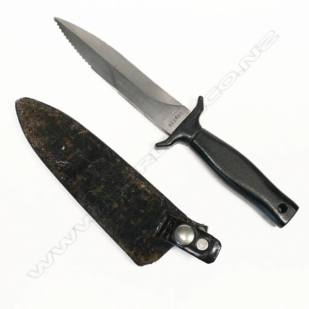 Small Gerber fighting knife with leather scabbard this Velcro backed and as used by Special Forces. L.225mm Image 1++