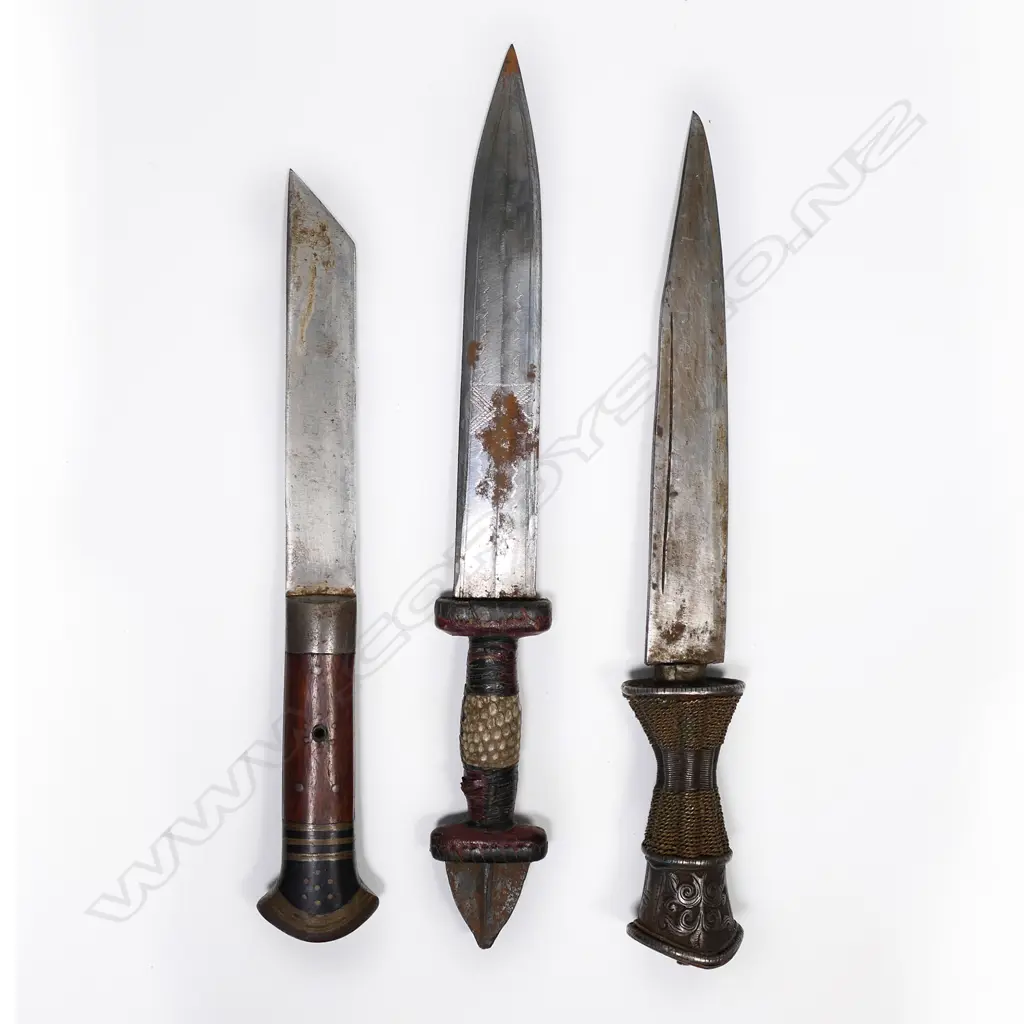 Three ethnic knives with scabbards. Lgst 300mm Image 1++