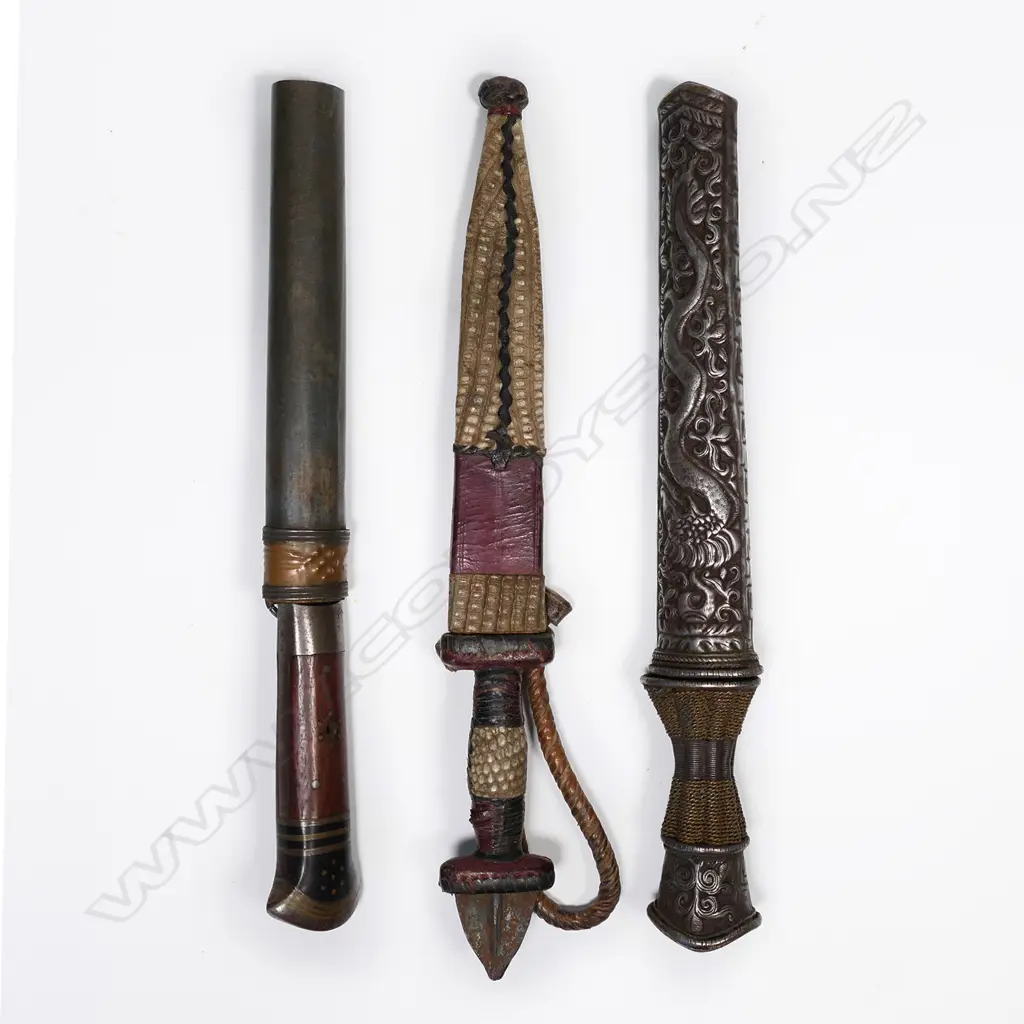 Three ethnic knives with scabbards. Lgst 300mm Image 1++