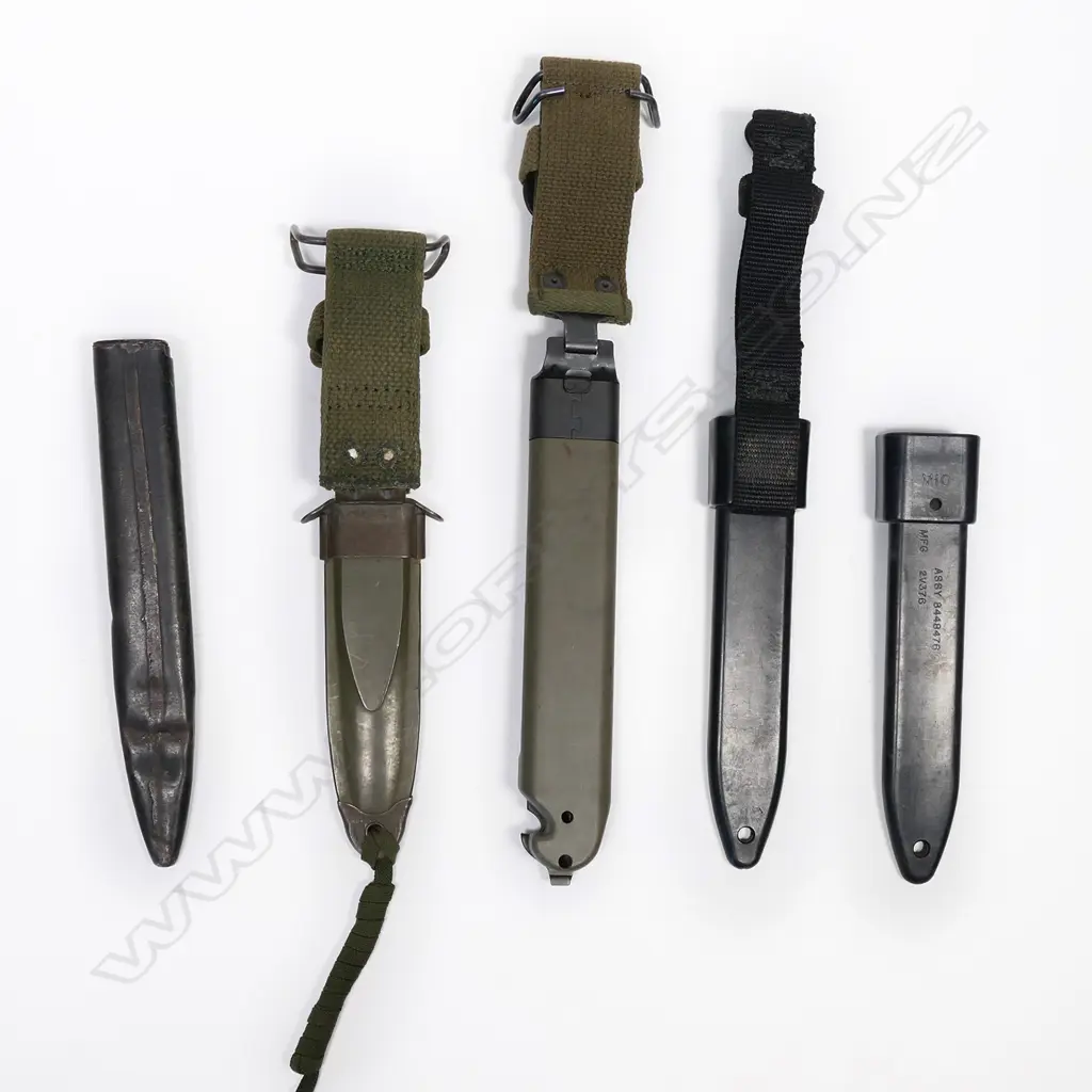 Three ethnic knives with scabbards. Lgst 300mm Image 1++
