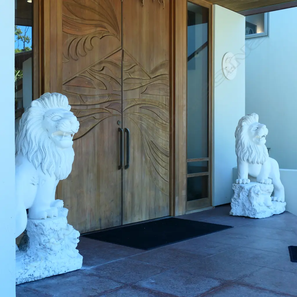 A pair of massive marble entranceway lions Image 1++