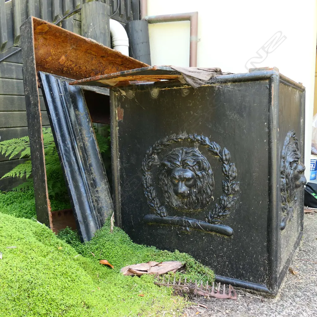An exceptionally large classical cast iron urn (fountain) on base Image 1++
