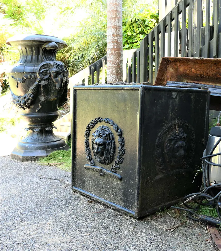 An exceptionally large classical cast iron urn (fountain) on base Image 1++