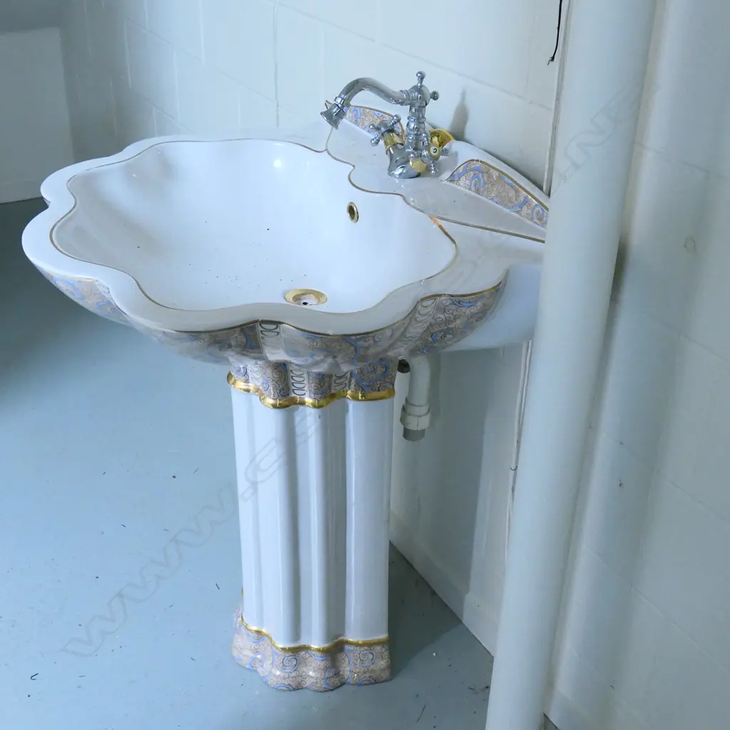An ornate European porcelain sink named Geissegi Image 1++