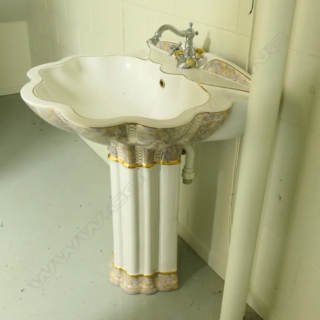 An ornate European porcelain sink named Geissegi Image 1++