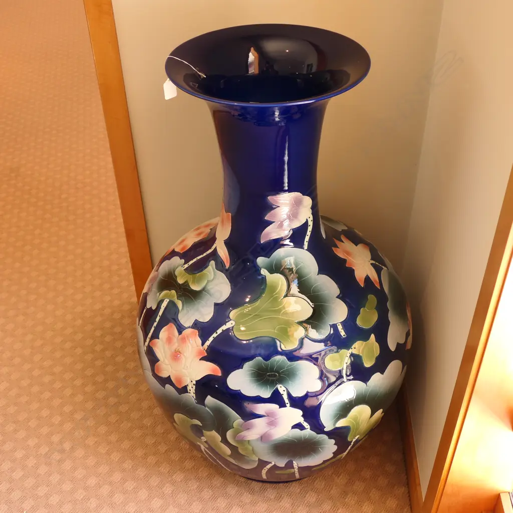 A massive Chinese baluster vase Image 1++