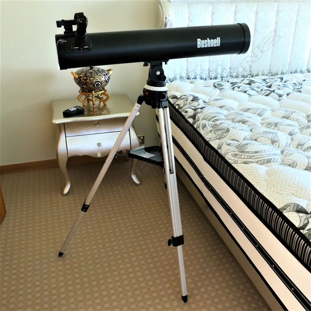 A 'Bushnell' large telescope on tripod Image 1++