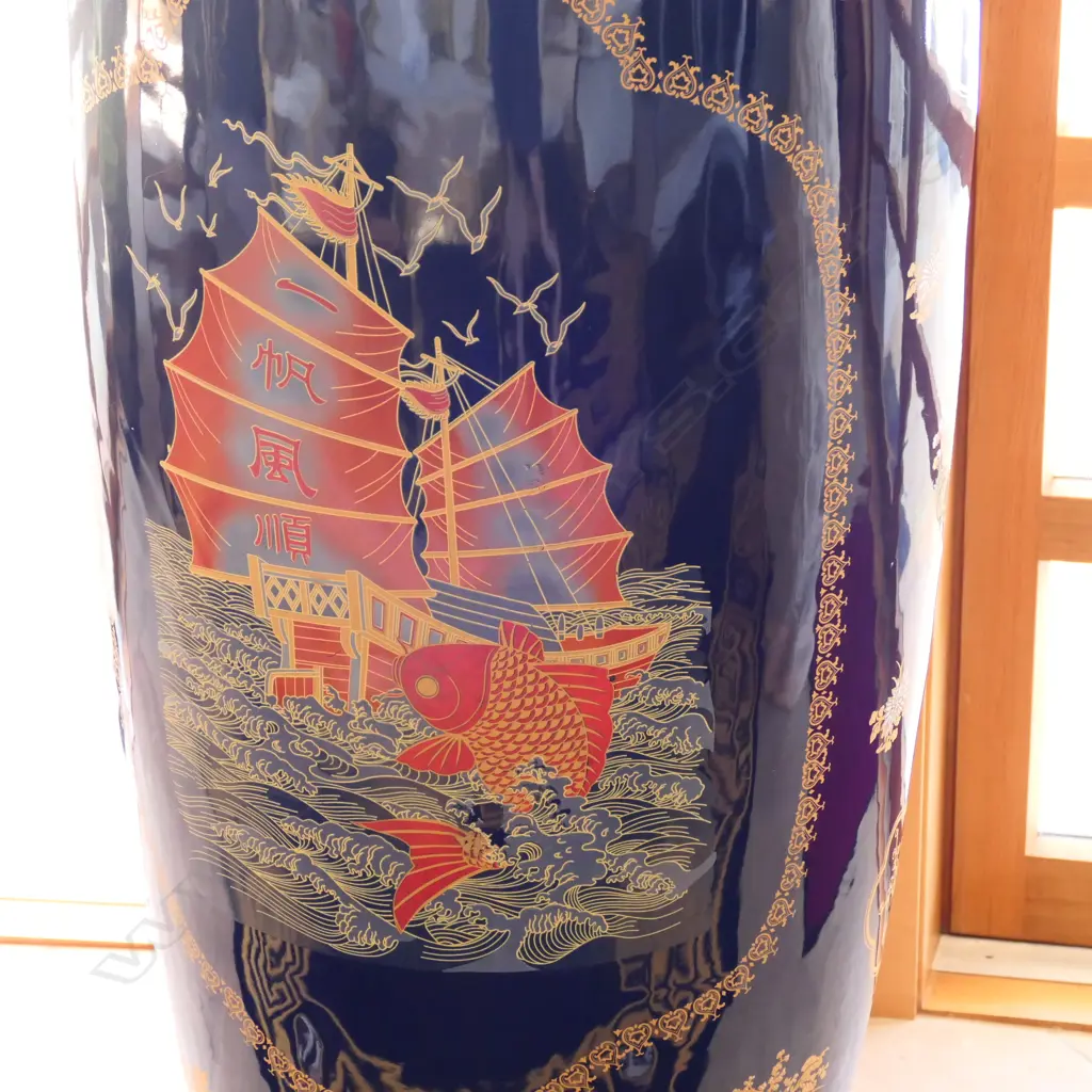 A pair massive Chinese floor urns Image 1++