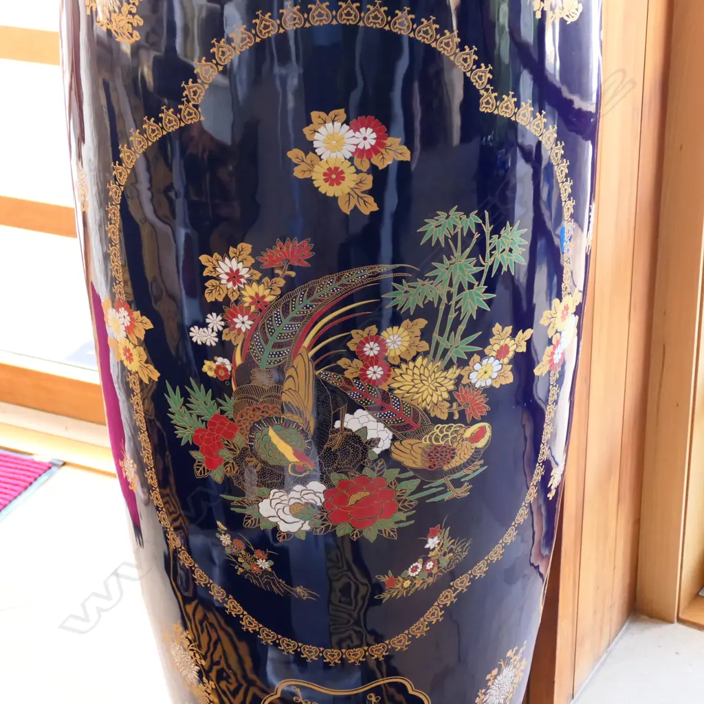 A pair massive Chinese floor urns Image 1++