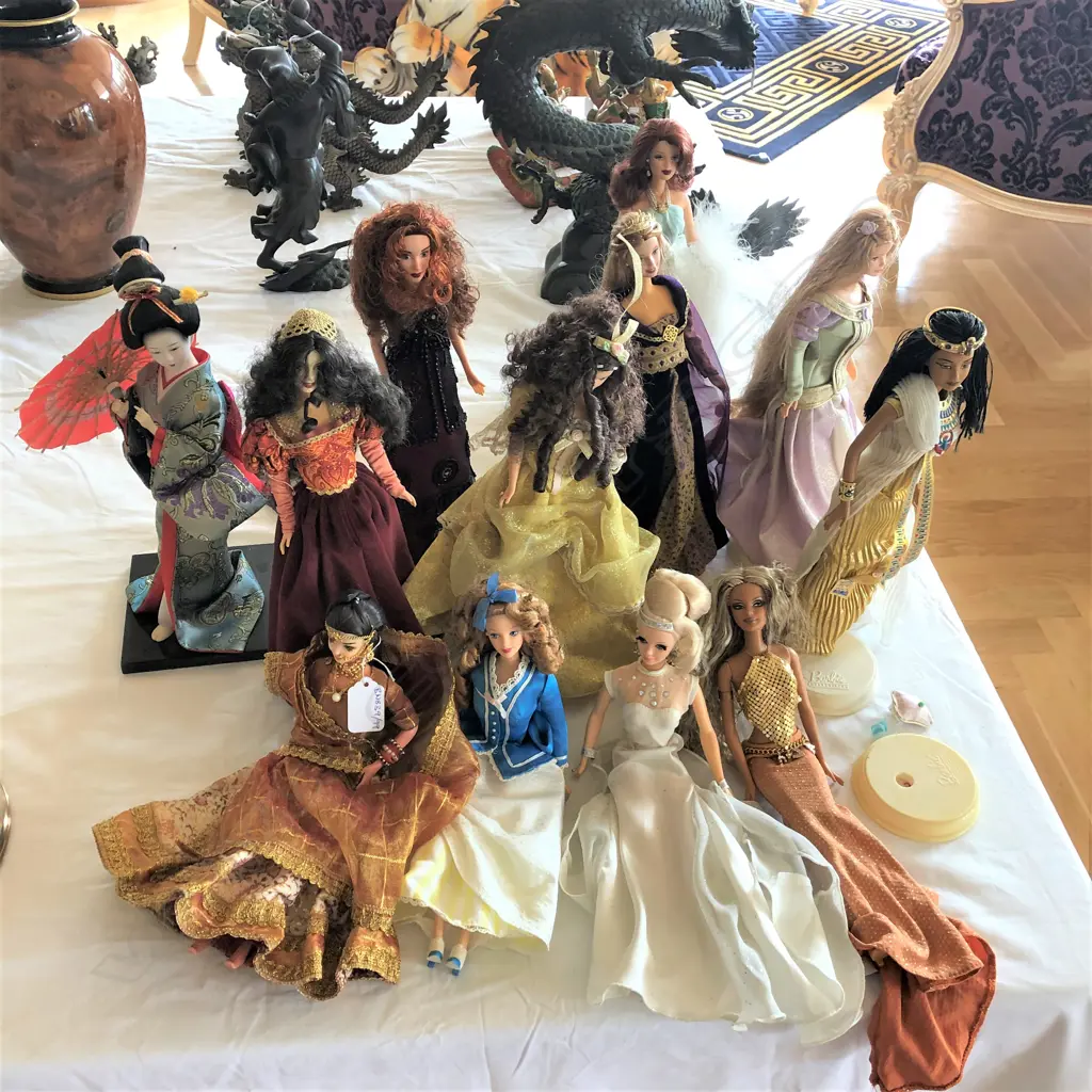 12 BARBIE & OTHER DOLLS Image 1++