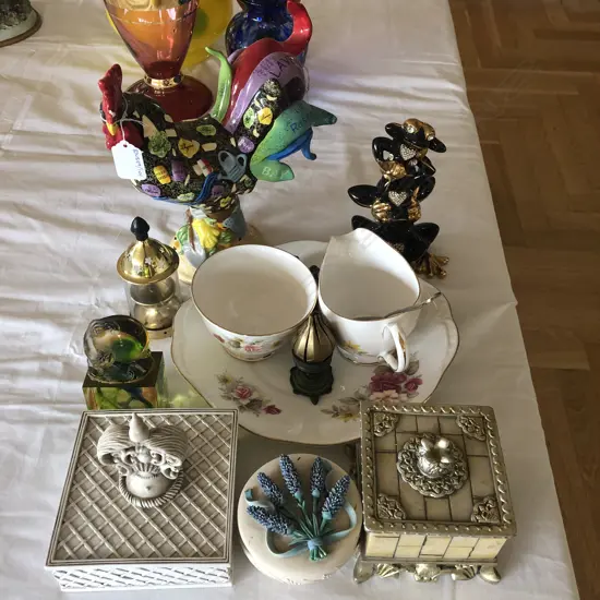 ASST ITEMS: COLOURFUL COCKERALL+FROGS+BOXES ETC