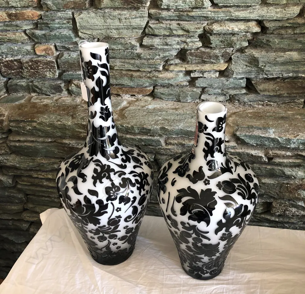 2 MODERN CHINESE 'RED VANILLA' CAMEO GLASS VASES... Image 1++