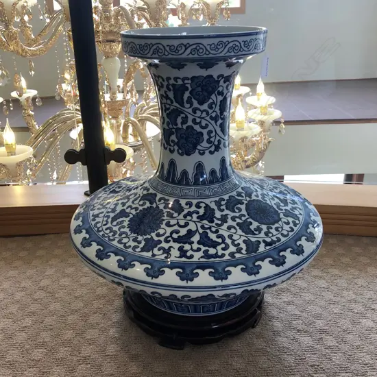 MODERN CHINESE B & W LGE SQUAT VASE ON STAND H.490mm