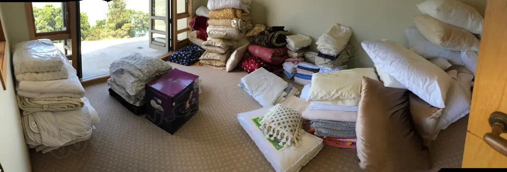 ALL PILLOWS LINEN BEDSPREADS DUVETS ETC IN BEDROOM Image 1++