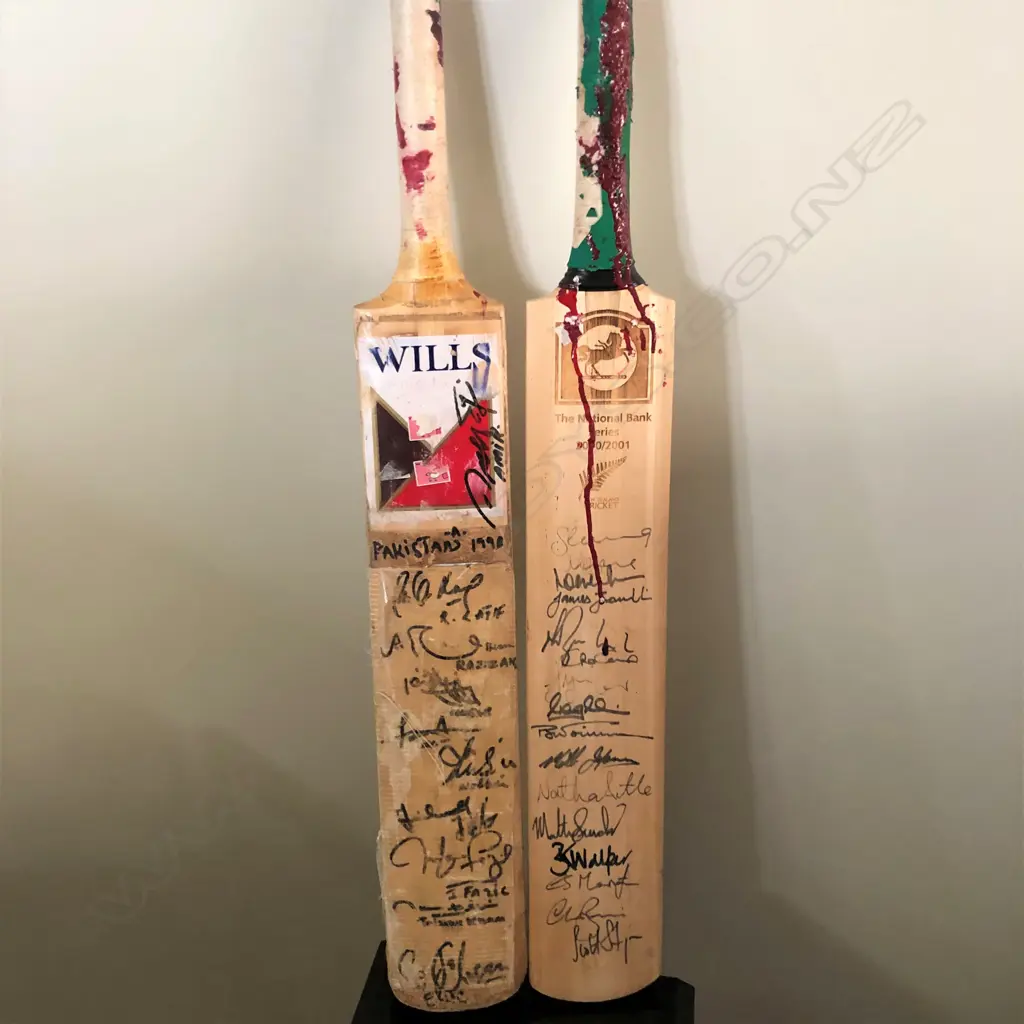 2 SIGNED CRICKET BATS: PAKISTAN 1998 & NATIONAL BANK SERIES 2000/2001 Image 1++