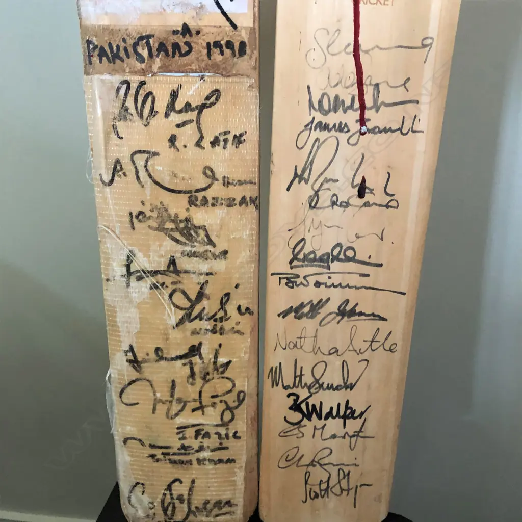 2 SIGNED CRICKET BATS: PAKISTAN 1998 & NATIONAL BANK SERIES 2000/2001 Image 1++