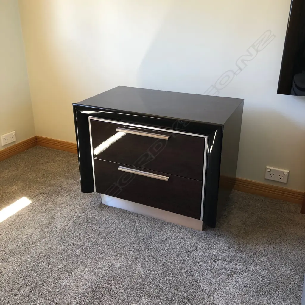BEDROOM SUITE 4PCE. 6 DRAWER CHEST. MIRROR. PR CABS... Image 1++