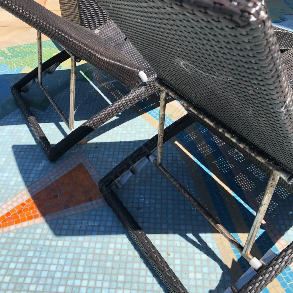 PR BLACK WOVEN PLASTIC POOL RECLINERS + SIDE TABLE Image 1++
