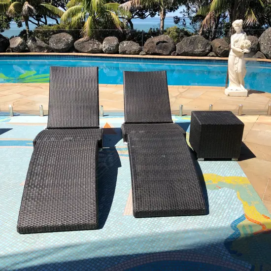 PR BLACK WOVEN PLASTIC POOL RECLINERS + SIDE TABLE