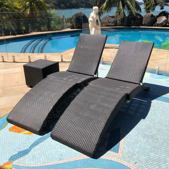 PR BLACK WOVEN PLASTIC POOL RECLINERS + SIDE TABLE