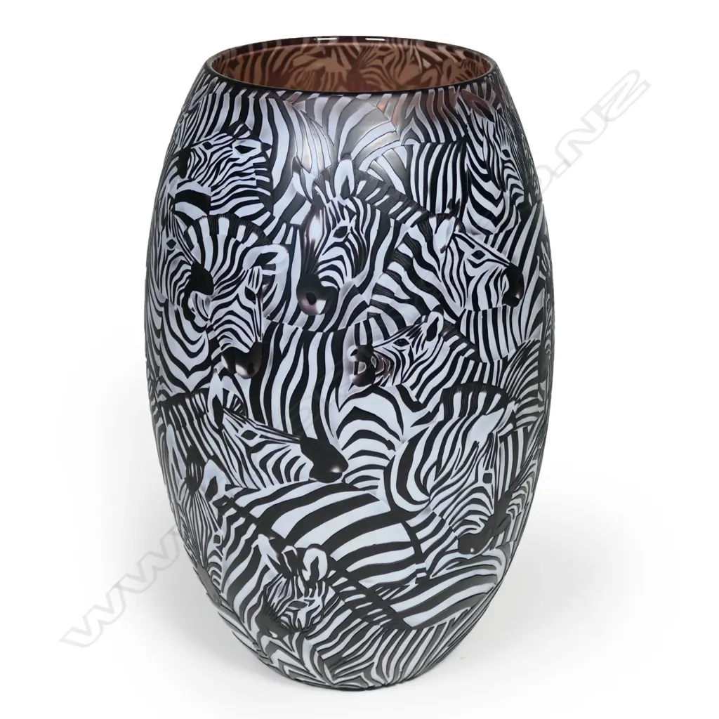 Rish Gordon (Australian b.1935) engraved (cameo) glass 'Zebra Vase', Image 1++