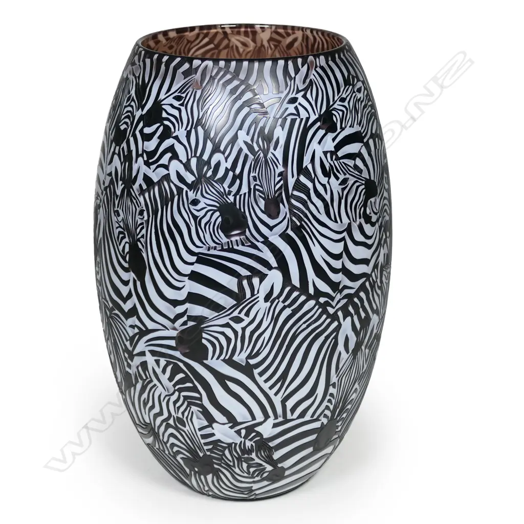 Rish Gordon (Australian b.1935) engraved (cameo) glass 'Zebra Vase', Image 1++