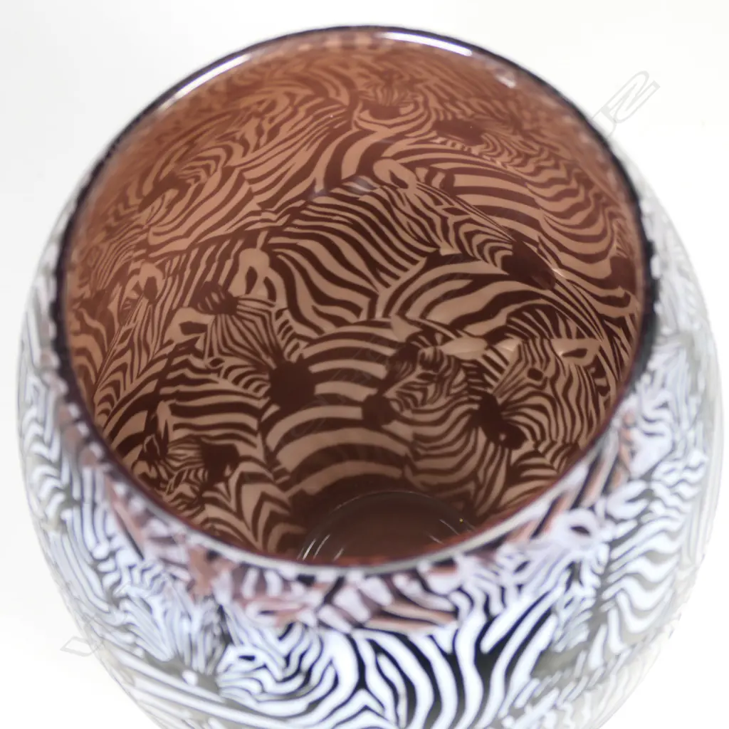 Rish Gordon (Australian b.1935) engraved (cameo) glass 'Zebra Vase', Image 1++