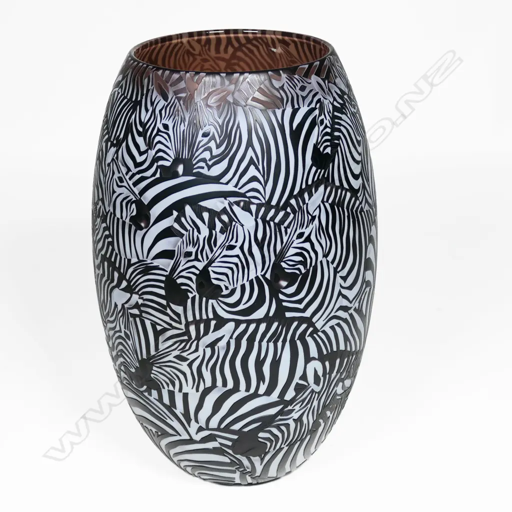 Rish Gordon (Australian b.1935) engraved (cameo) glass 'Zebra Vase', Image 1++