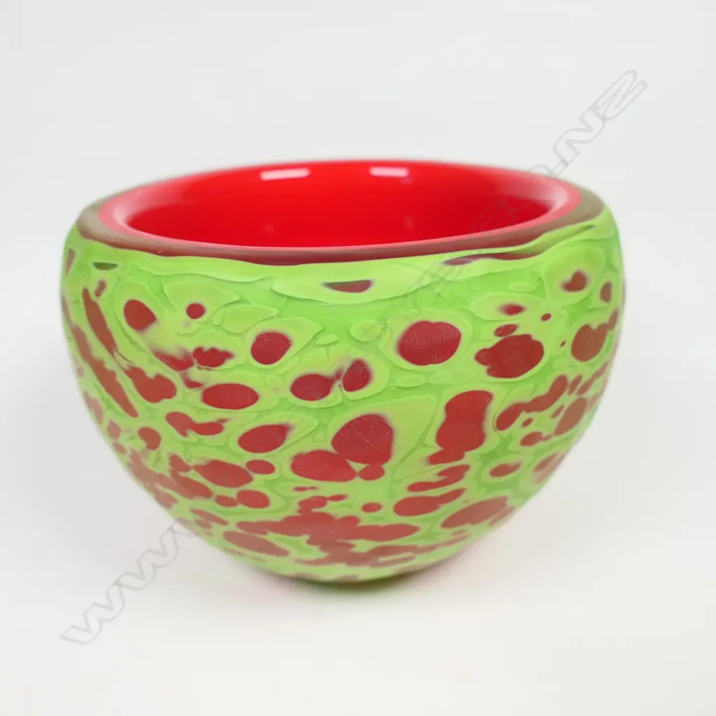 Elizabeth McClure overlay “Battuto #48” art glass vase, Image 1++