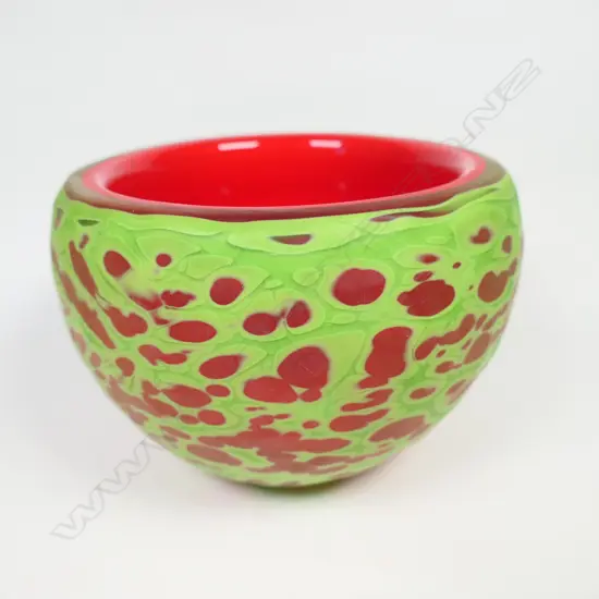 Elizabeth McClure overlay “Battuto #48” art glass vase,