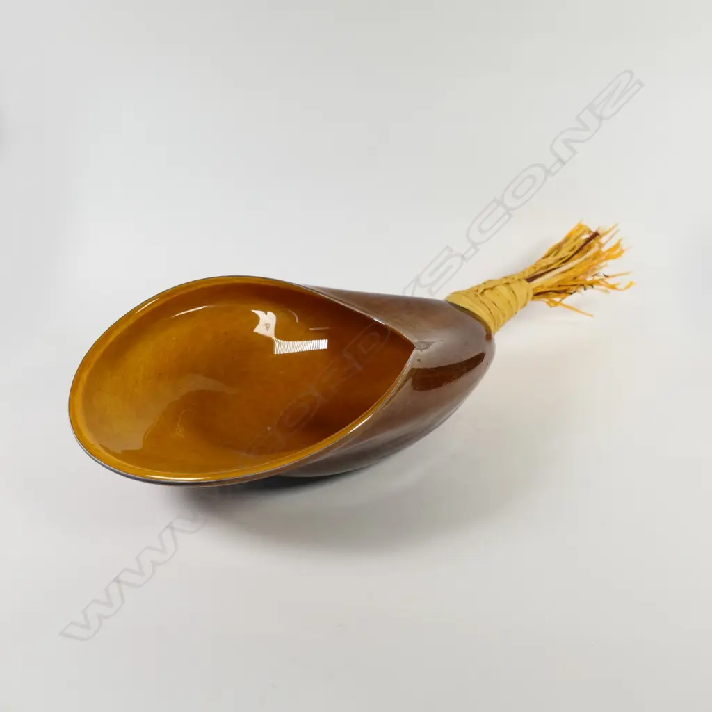 A Angus art glass shell form bailer type vessel Image 1++