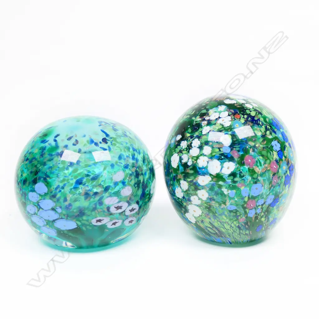 Two Peter Raos floral garden art glass paper weights, Image 1++
