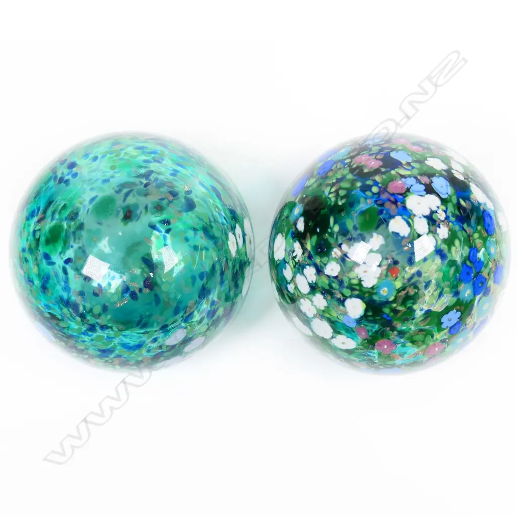 Two Peter Raos floral garden art glass paper weights, Image 1++