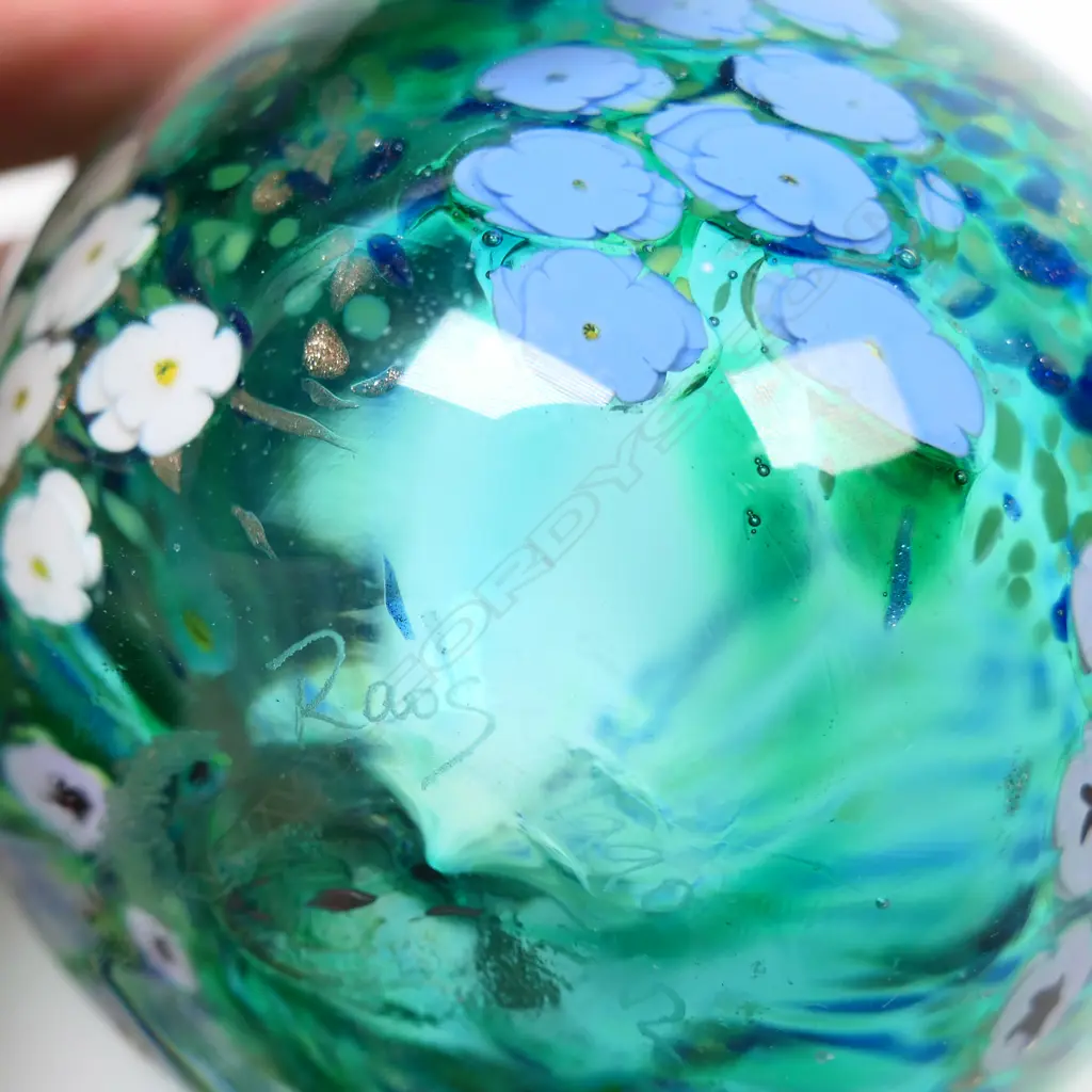 Two Peter Raos floral garden art glass paper weights, Image 1++