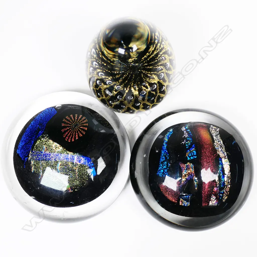 Three art glass paper weights, Image 1++