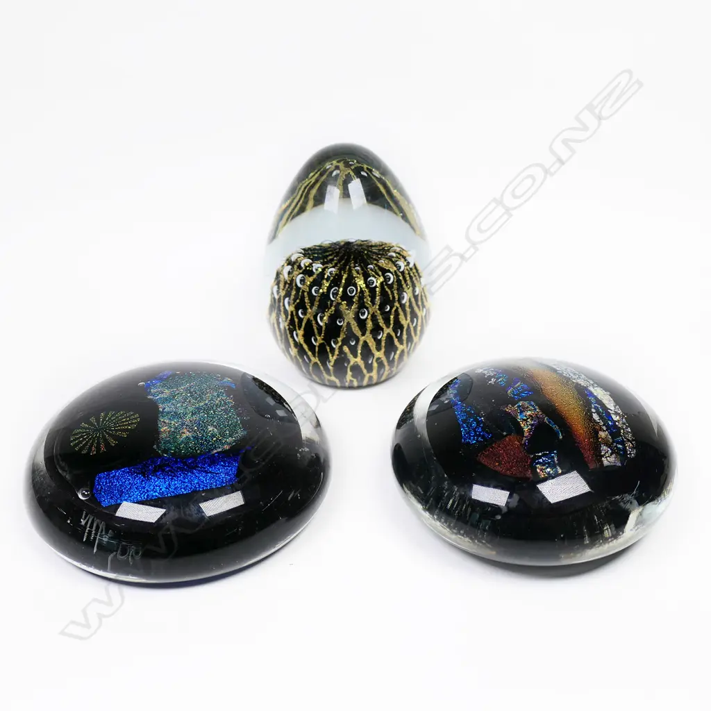 Three art glass paper weights, Image 1++