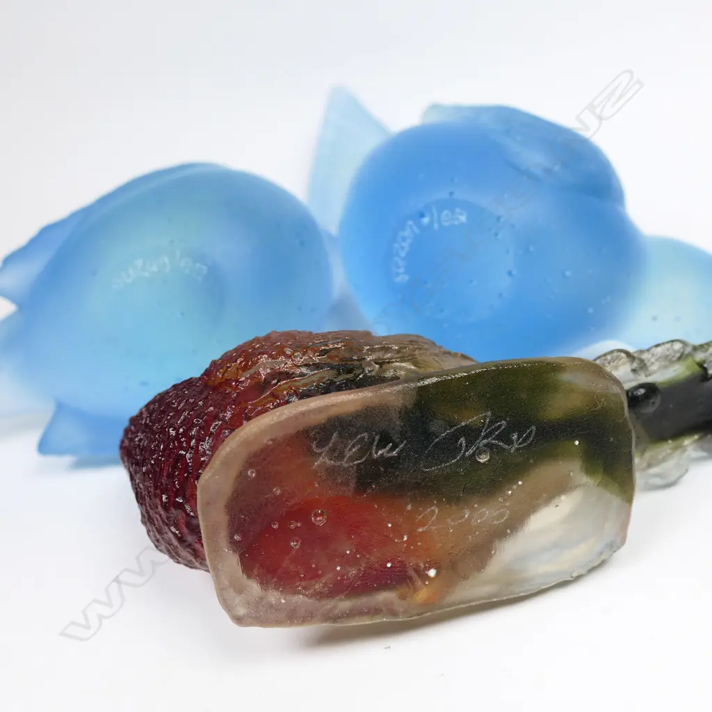 Three cast glass birds' Image 1++
