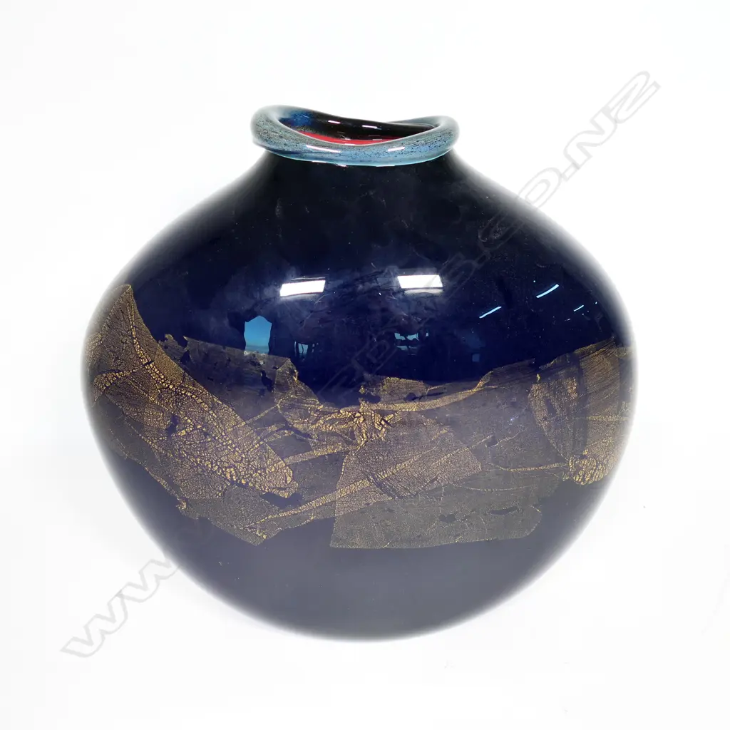 Garry Nash impressive large cobalt blue glass vase, Image 1++