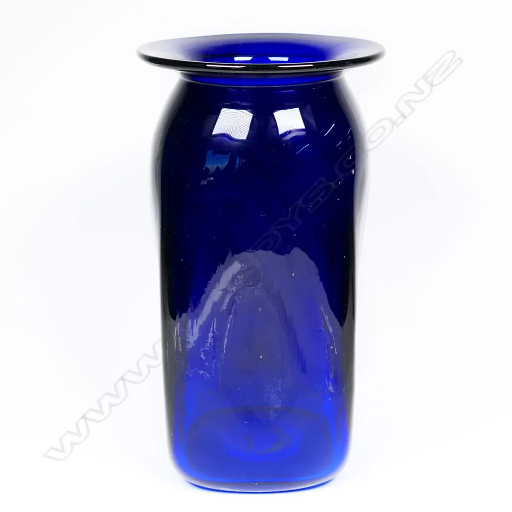 Garry Nash blue glass vase, Image 1++