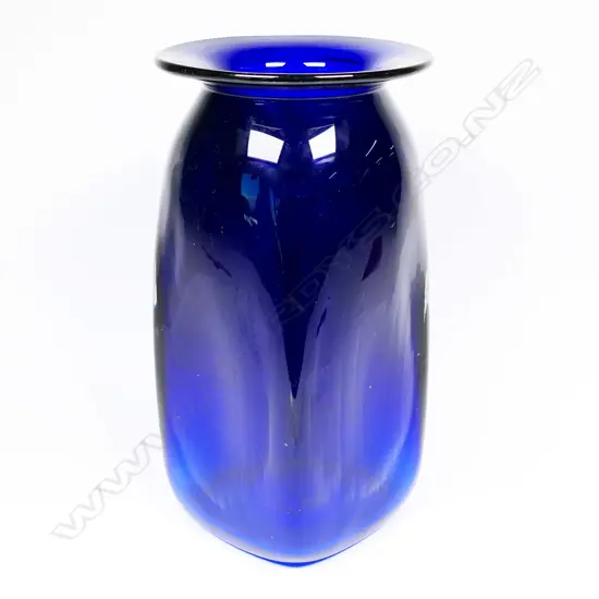 Garry Nash blue glass vase,