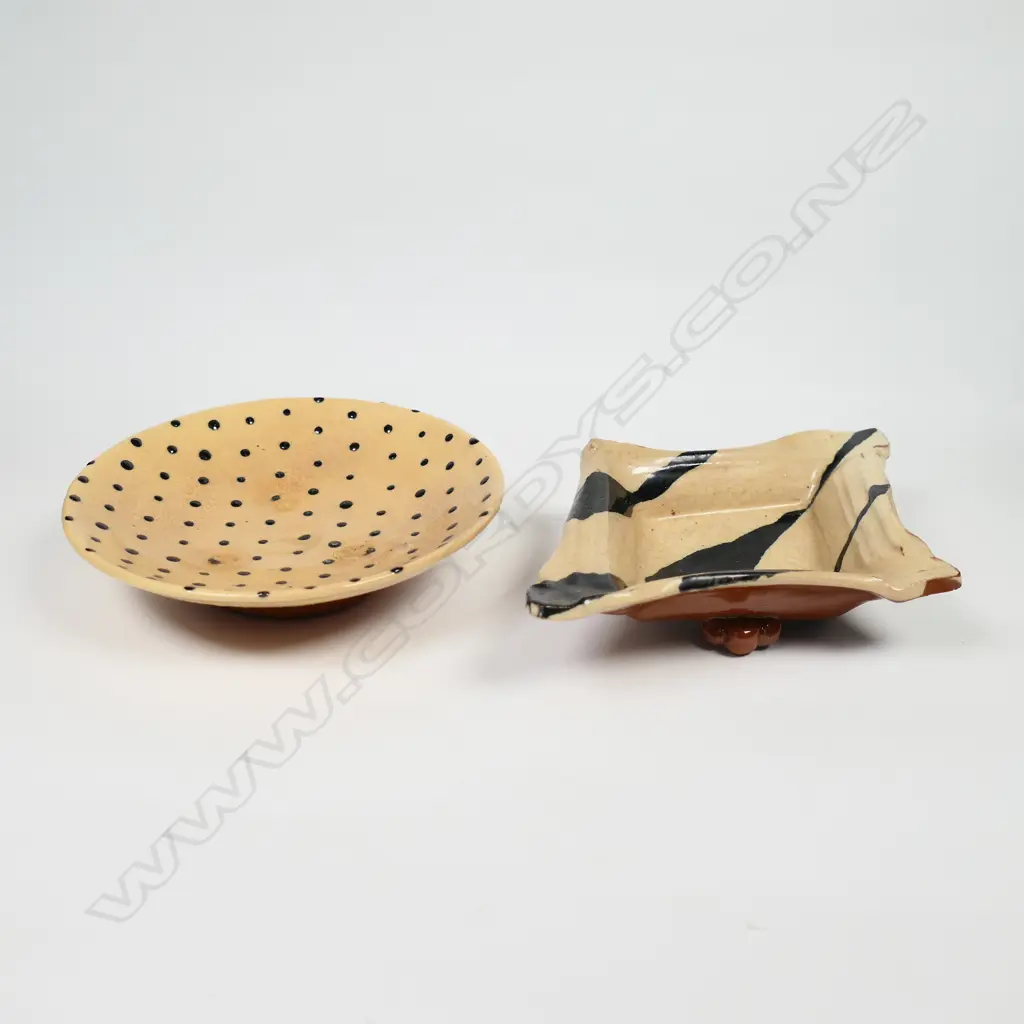 Two Richard Parker small pottery dishes, Image 1++